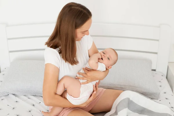 Mörkhårig Kvinna Håller Flickan Händerna Tittar Sin Lilla Dotter Med — Stockfoto