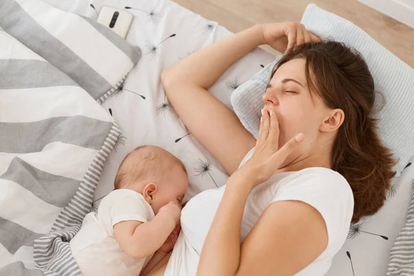 Indoor Shot Dark Haired Sleepy Yawning Tired Female Mother Covering — Stock Photo, Image