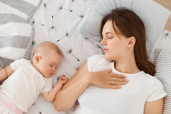 Joven Madre Bebé Durmiendo Juntos Cama Mantiene Los Ojos Cerrados — Foto de Stock