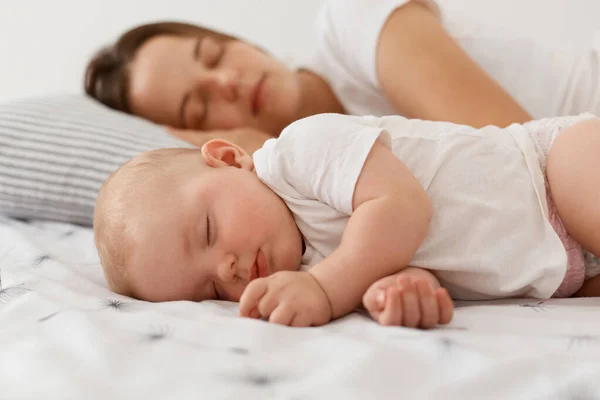 Retrato Bonito Encantador Bebê Menina Vestindo Roupas Brancas Deitado Dormindo — Fotografia de Stock
