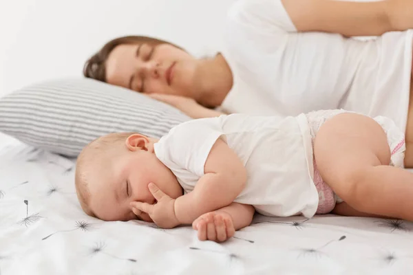 Vista Lateral Joven Madre Adulta Bebé Durmiendo Juntos Acostados Cama — Foto de Stock