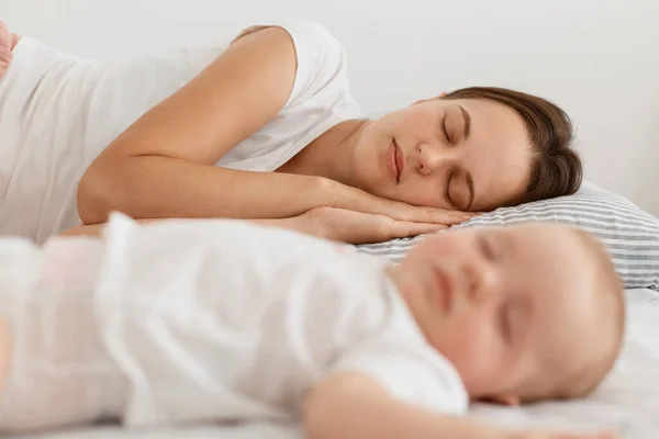 Side View Portrait Sleeping Mother Toddler Daughter Lying Bed Family — Stock Photo, Image