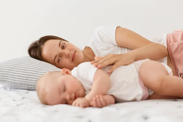 Feliz Complacido Joven Madre Morena Bebé Acostados Juntos Cama Mamá — Foto de Stock