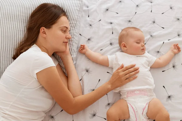 Retrato Vista Superior Mujer Durmiendo Con Hija Pequeña Cama Mamá — Foto de Stock