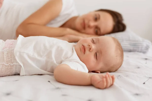 Indoor Shot Van Aantrekkelijke Donkerharige Vrouw Dragen Van Witte Shirt — Stockfoto