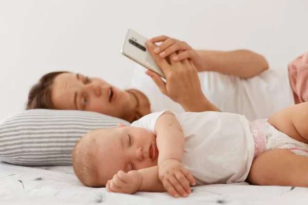 Porträt Einer Überraschten Frau Mit Weißem Shirt Und Smartphone Der — Stockfoto