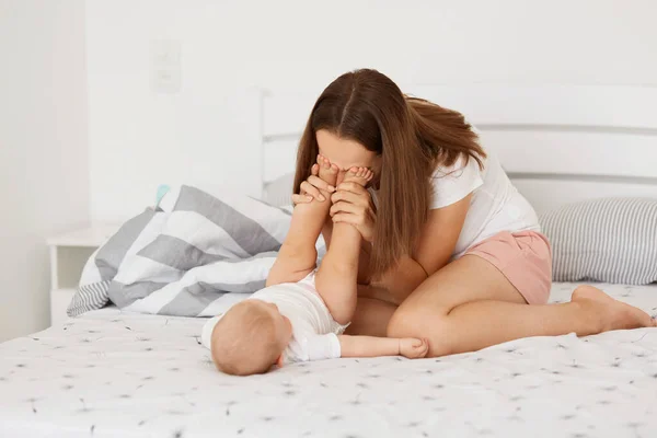 Portrait Happy Playful Woman Wearing White Shirt Shorts Playing Baby — Stock Photo, Image