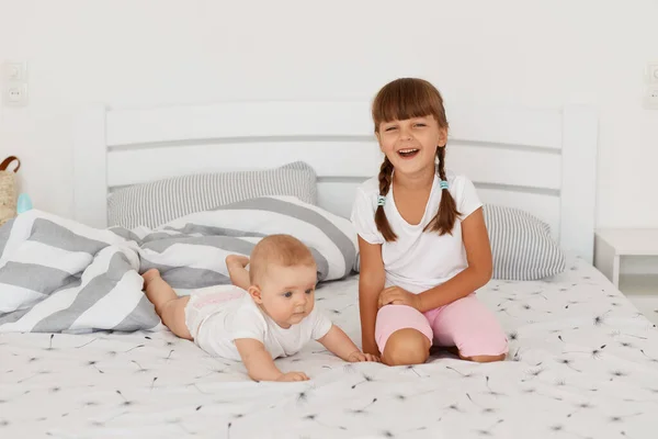 Two Sibling Playing Home Posing Bed Elder Child Looking Smiling — Stock Photo, Image