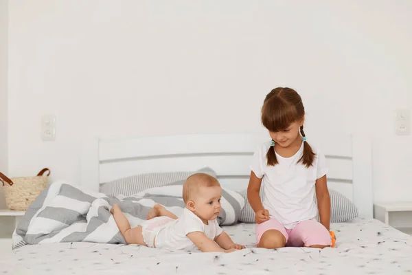 Encantadora Niña Interior Acostada Barriga Vistiendo Traje Cuerpo Blanco Hermana —  Fotos de Stock