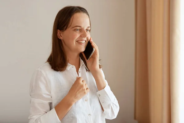 Femme Belle Souriante Aux Cheveux Foncés Portant Une Chemise Coton — Photo