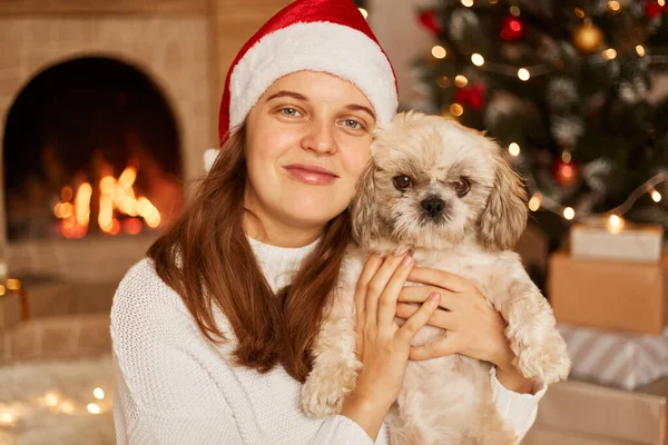 Ritratto Femmina Con Piacevole Sorriso Che Abbraccia Suo Piccolo Cane — Foto Stock