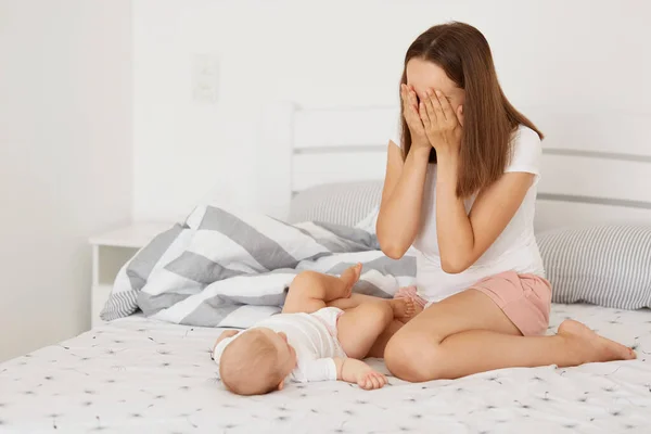 Indoor Shot Mommy Playing Hide Sick Her Infant Daughter While — Foto de Stock