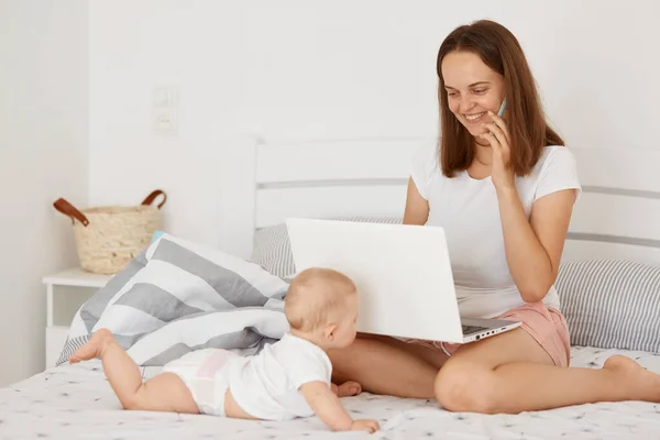 Retrato Jovem Mãe Adulta Posando Com Bebê Enquanto Fala Telefone — Fotografia de Stock