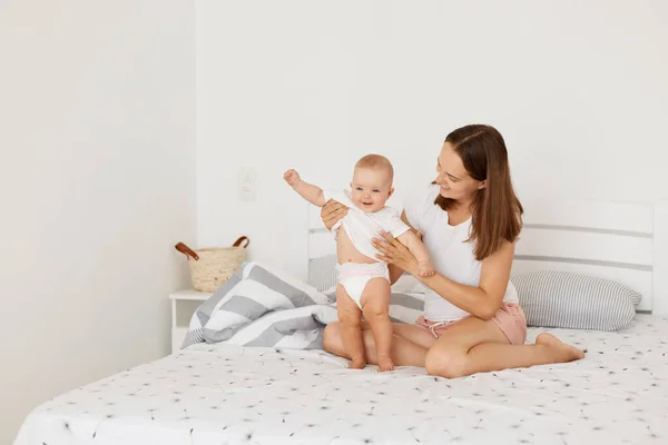 Indoor Shot Mother Holding Her Baby Bedroom While Sitting Bed — Stock Photo, Image