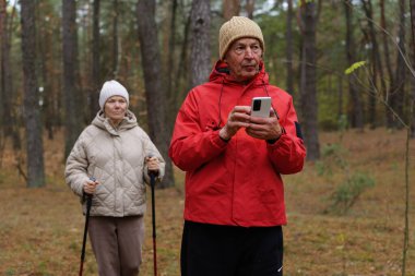 Huzurlu bir ormanda iki son sınıf öğrencisi yürüyor. Bir adam telefonunu kontrol ederken bir kadın bastonuyla yürüyor, doğanın tadını çıkarıyor..