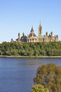 Parlamento binaları ve Fairmont Chateau Laurier otel Ottaw