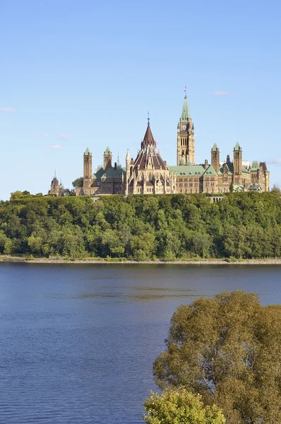 Parlamentsbyggnaderna och Fairmont Chateau Laurier Hotell i Ottaw — Stockfoto