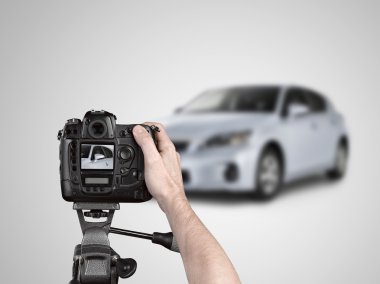 Profesyonel bir kamera tripod alarak resim üzerinde tutan eller