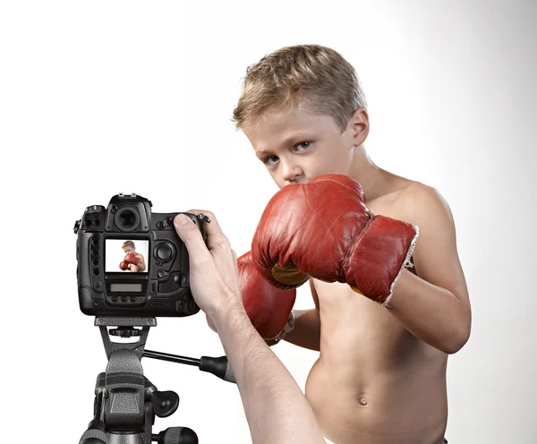 一个可爱的小男孩用拳击手套的拍照 — 图库照片