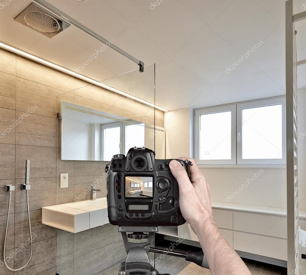 Holding eine professionelle Kamera auf Stativ Aufnahme Foto Hände ... Holding eine professionelle Kamera auf Stativ Aufnahme Foto Hände ...