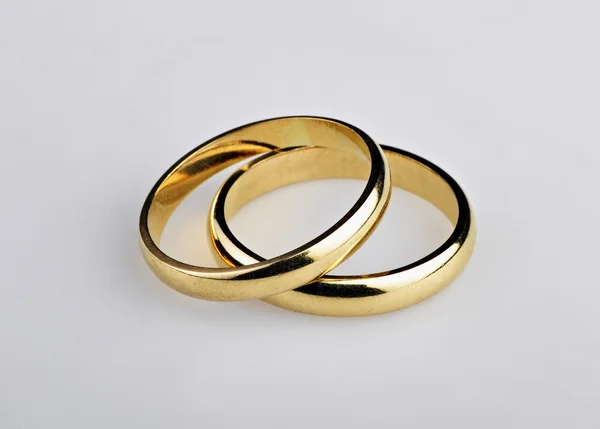 Dos anillos de boda de oro bien utilizados — Foto de Stock