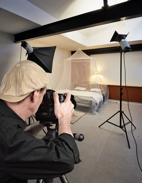 Фотостудія з освітлювальним обладнанням, готовий знімати ліжко — стокове фото