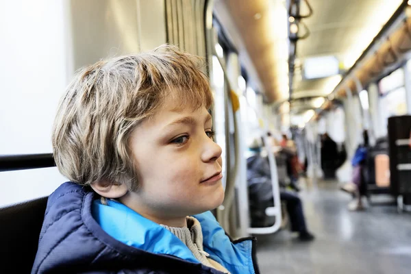 Kleiner Junge in einem öffentlichen Verkehrsmittel — Stockfoto