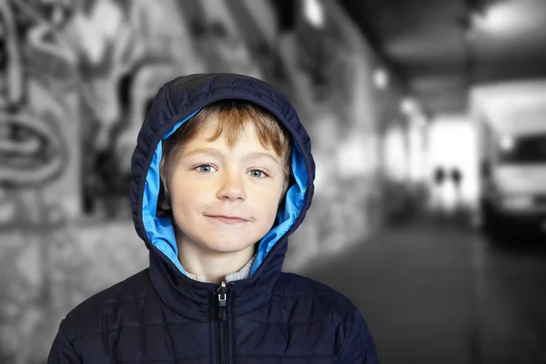 Jonge jongen in de winter — Stockfoto