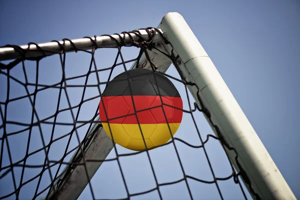 Soccerball i nätet med flagg — Stockfoto