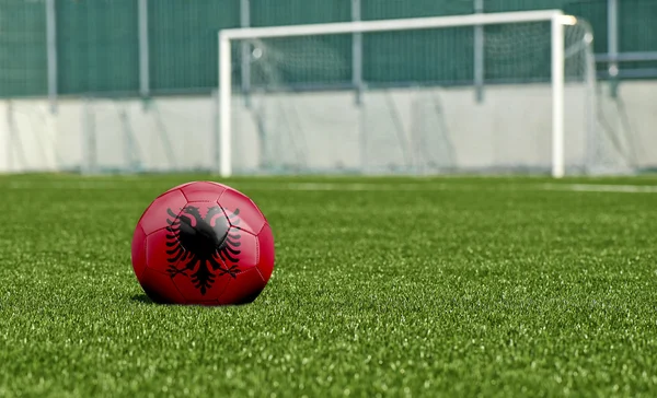 Fotbalový míč na zelené pole vlajka Albánie — Stock fotografie