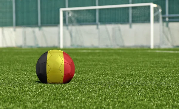 Balón de fútbol en el campo verde- bandera Bélgica —  Fotos de Stock