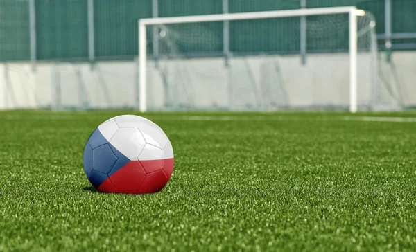 Ballon de football sur le terrain vert- drapeau tchèque — Photo