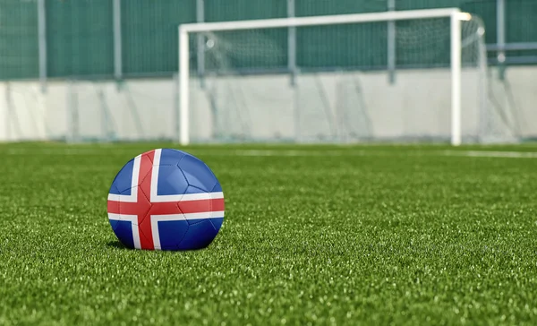 Balón de fútbol en el campo verde- bandera Islandia —  Fotos de Stock