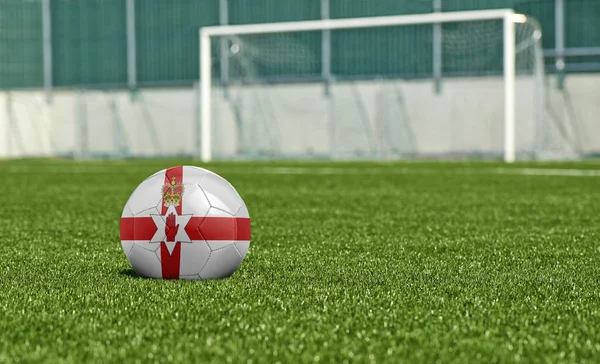 Balón de fútbol en el campo verde- bandera Irlanda del Norte — Foto de Stock