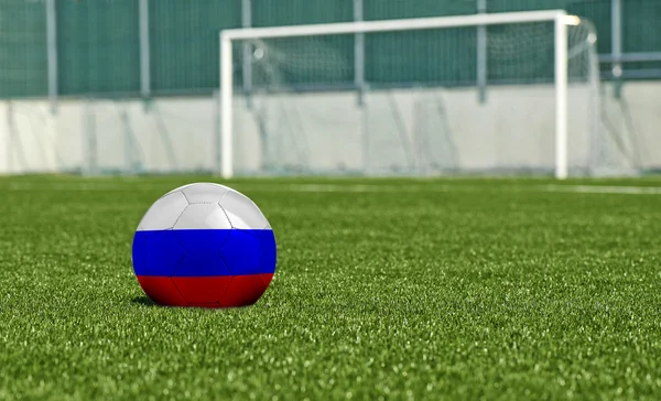 Balón de fútbol en el campo verde- bandera Rusia — Foto de Stock
