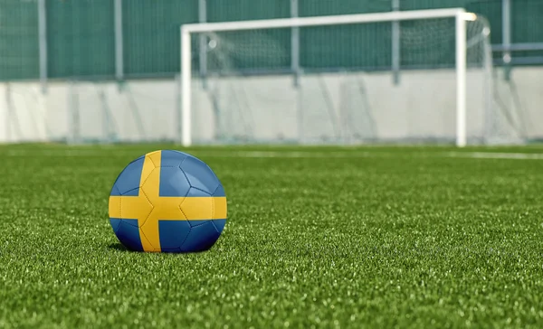 Balón de fútbol en el campo verde- bandera Suecia — Foto de Stock