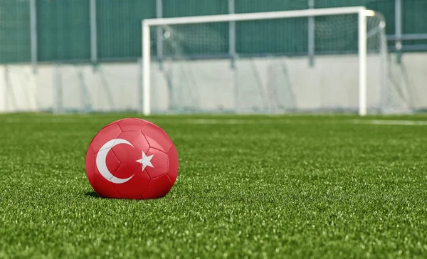 Balón de fútbol en el campo verde- bandera Turquía —  Fotos de Stock