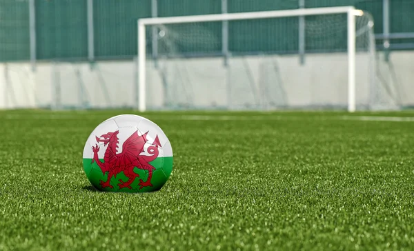 Voetbal op de groene veld-vlag Wales — Stockfoto