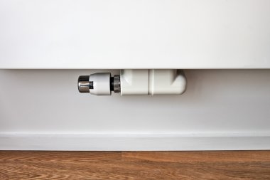Modern termostat üzerinden bir duvar radyatör