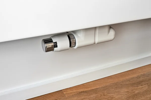 Nowoczesny termostat od ściany grzejnik — Zdjęcie stockowe