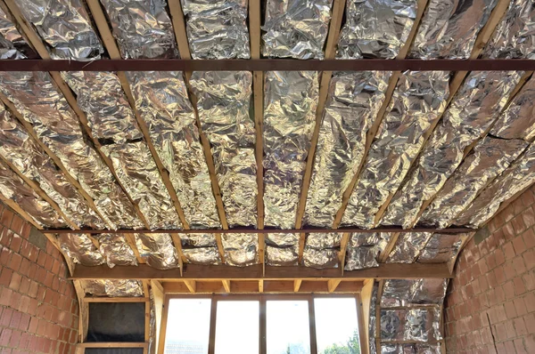 Z włókna szklanego batt izolacji między wiązarów dachowych — Zdjęcie stockowe