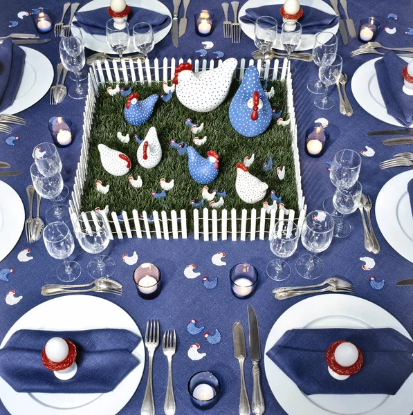 イースター夕食のためのエレガントな場所の設定 — ストック写真