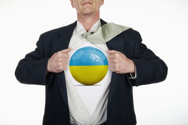 Açık gömlek futbol topuyla - Ukrayna çekerek süper kahraman