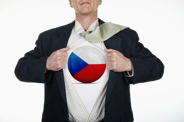 Superherói puxando Camisa Aberta com bola de futebol - República Checa — Fotografia de Stock