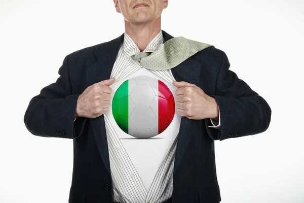 Superheld zieht offenes Hemd mit Fußball - Italien — Stockfoto