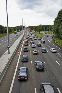 Araba stucked e40 otoyolu üzerinde bertem yonca yaprağı, bir sürü
