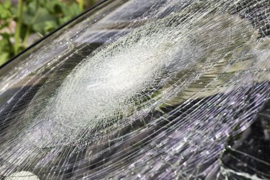 kırık araba ön cam