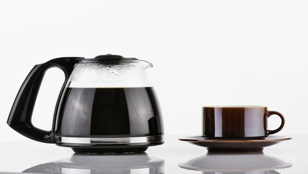 Full kaffekanna och brun cup — Stockfoto