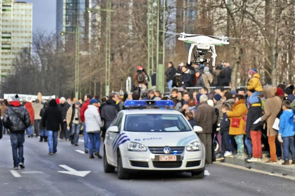 Drone sobrevuela el evento de Bruselas contra el terrorismo — Foto de Stock