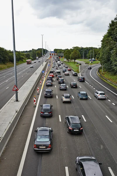 Mnóstwo samochodów stucked w bertem liść koniczyny, na autostradzie e40 — Zdjęcie stockowe